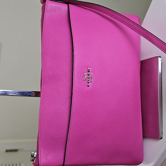 Coach 52377 Authentic Bubblegum Pink Crossgrain Leather Swingpack Crossbody  EUC - Picture 4 of 16
